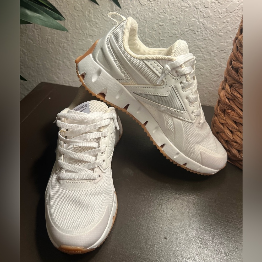 Reebok ZIG DYNAMICA White/Gum Soles Women 6 BRAND NEW